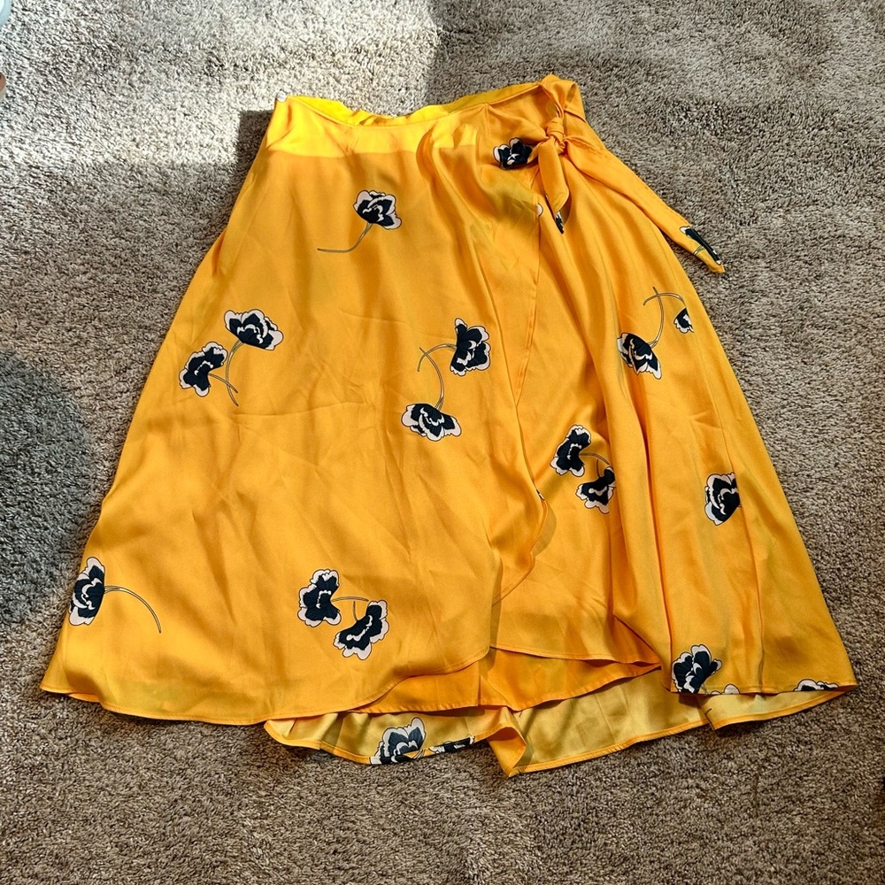 Yellow floral Ann Taylor skirt with tie and ruffle detail, size 0